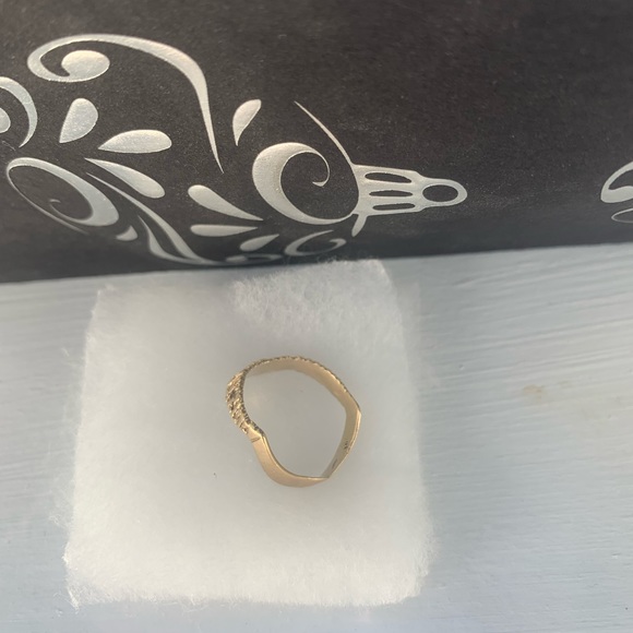 10K Yellow Gold Ring V Shape - Picture 10 of 10